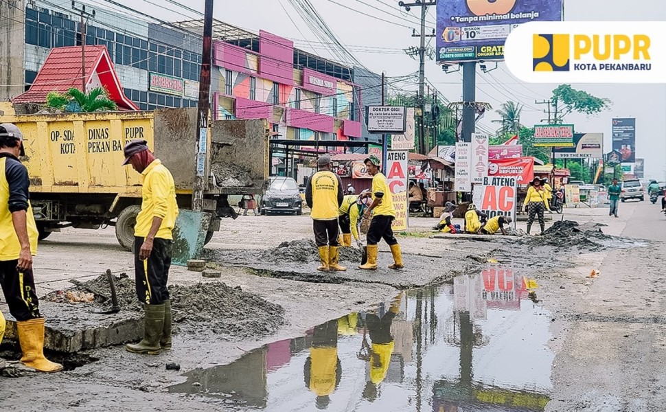Tim Gabungan OP SDA Laksanakan Normalisasi Drainase di Jalan HR Soebrantas