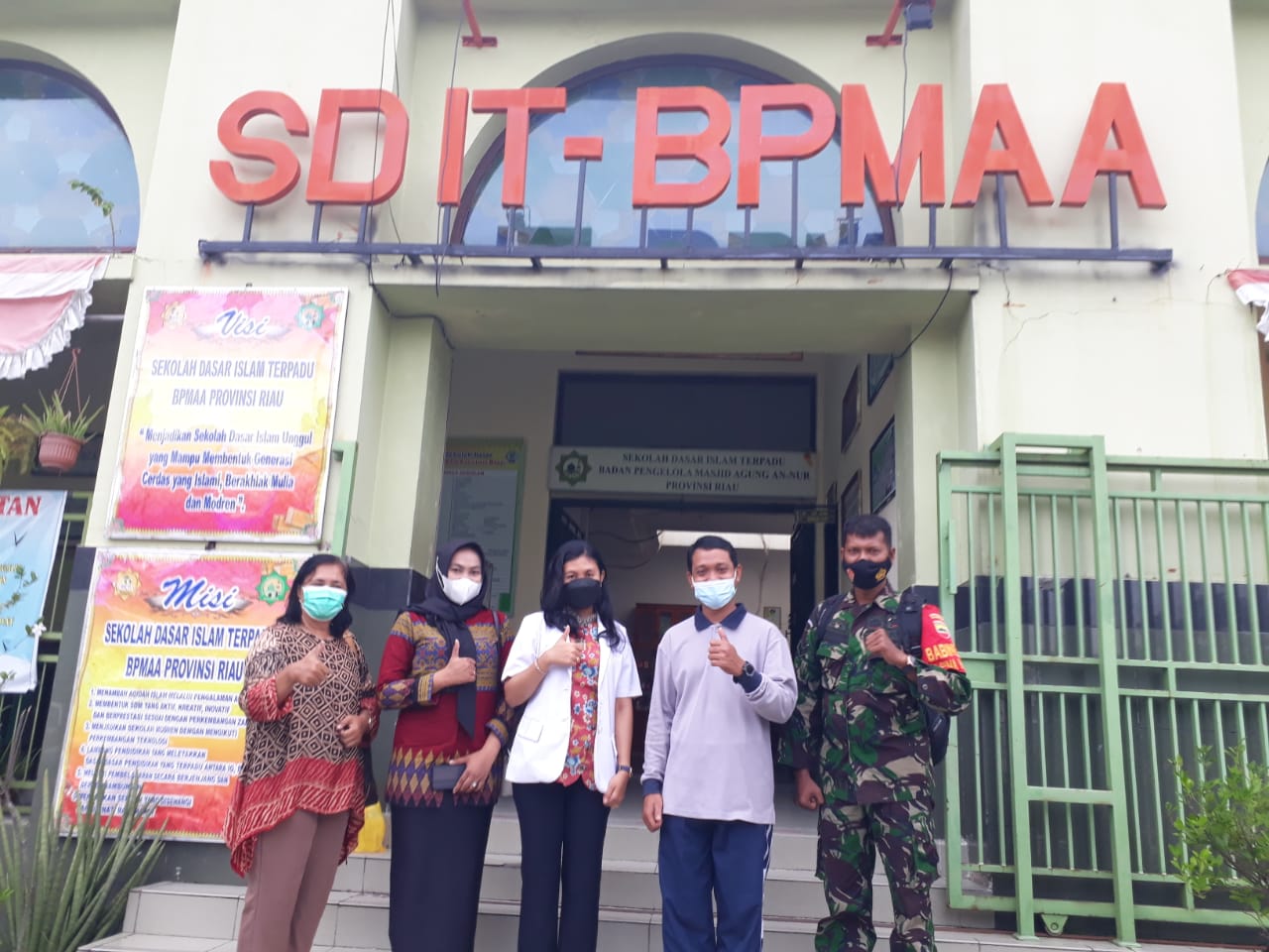 Cegah Cacingan, Babinsa Dampingi Nakes Bagikan Obat Cacing di SD IT BPMAA Annur 