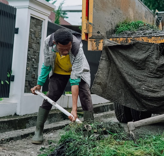 Dinas PUPR Pekanbaru Bersihkan Drainase Jalan Sultan Syarif Qasim II untuk Cegah Banjir