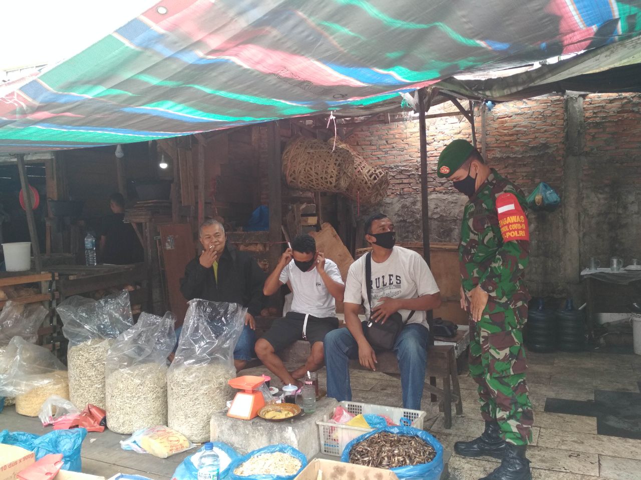 Serda R Sitotus Imbau Pedagang dan Pengunjung Pasar Agussalim Gunakan Masker