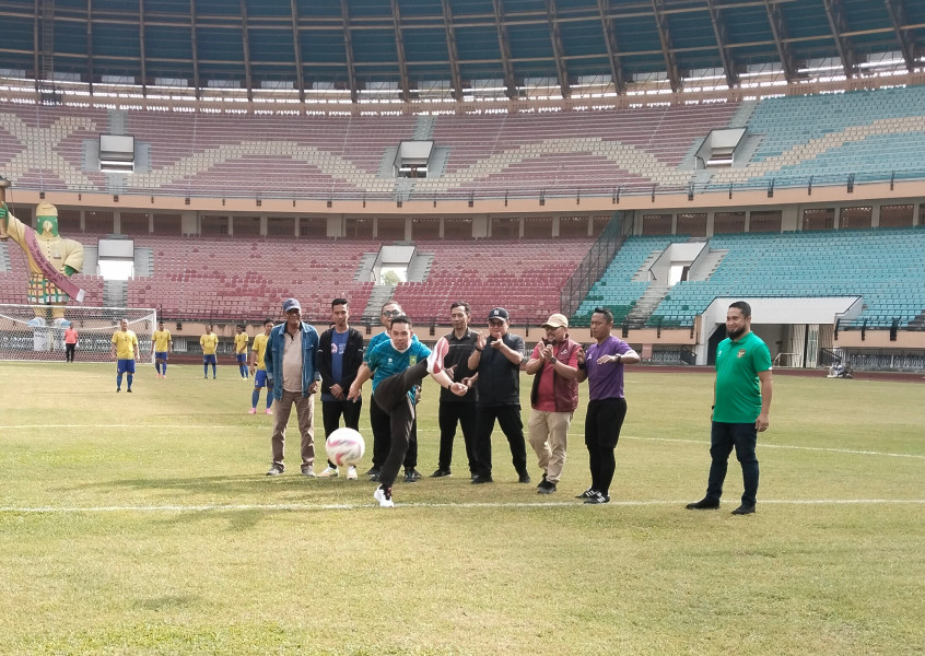 Tendangan bola Kadispora Riau, Tandai Kick Off Turnamen Sepakbola HUT Riau ke 67