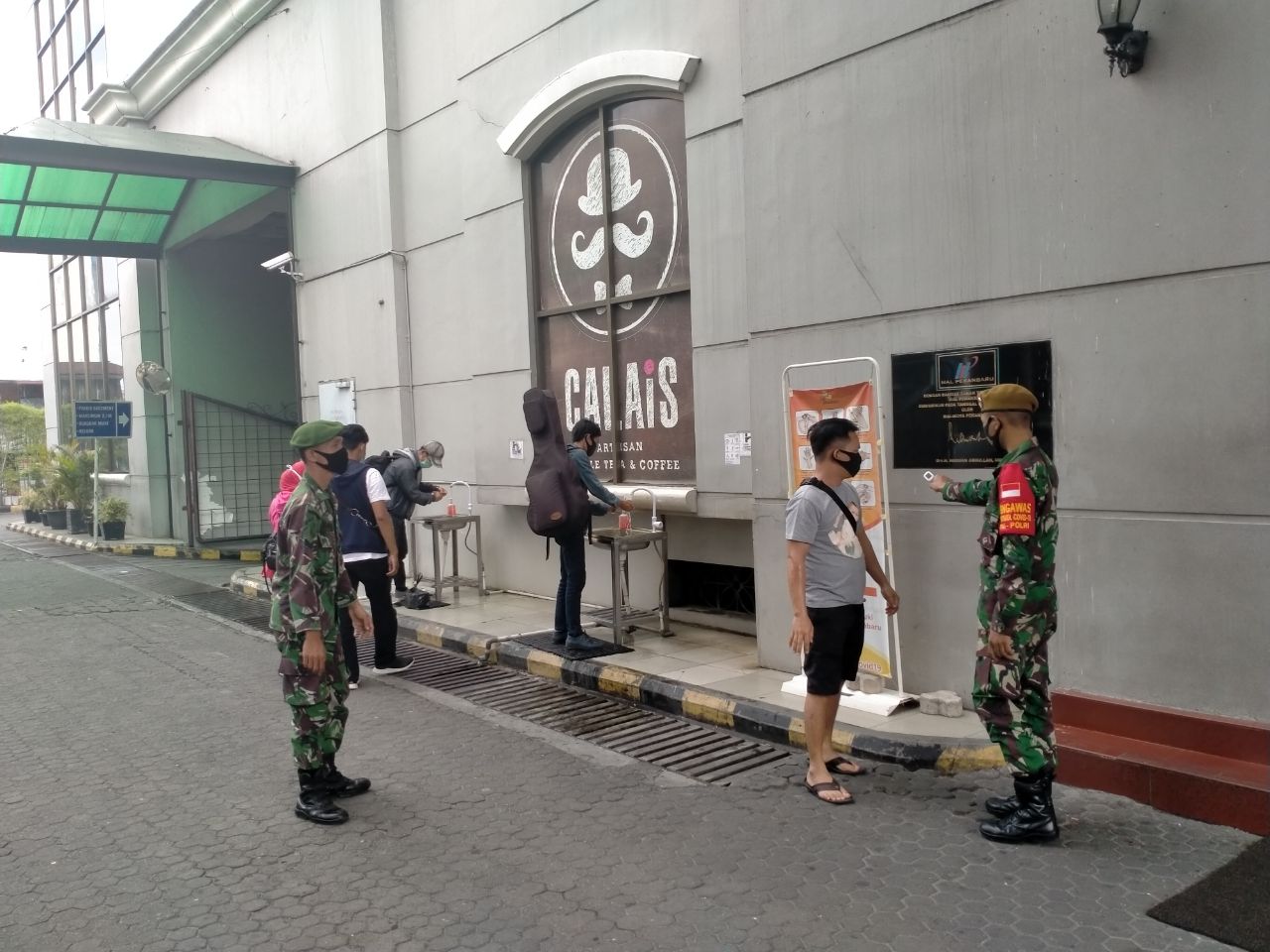 Babinsa Kota Tinggi Gelar Penegakan Disiplin Protokol Kesehatan di Mall Pekanbaru