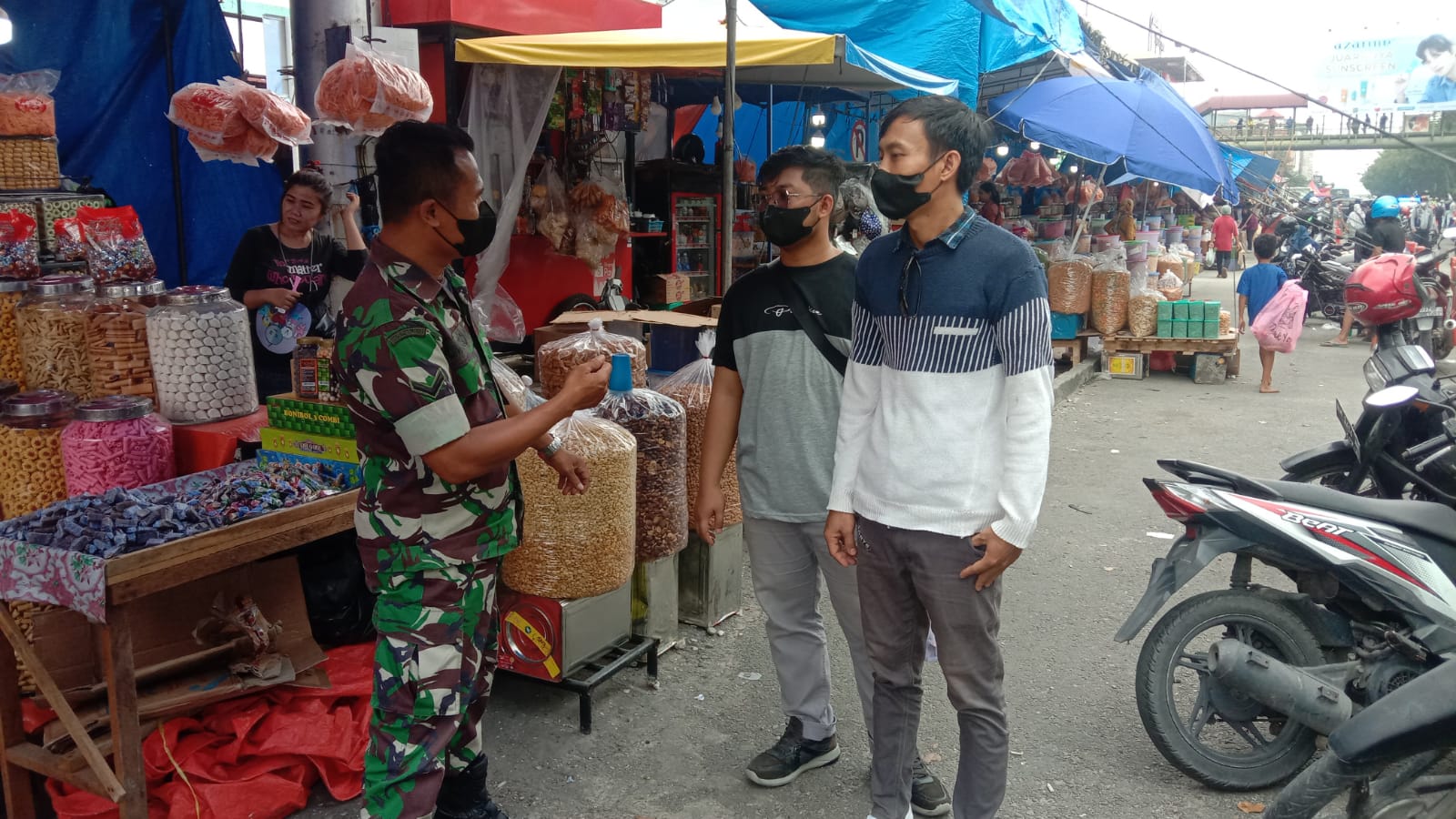 Komsos, Babinsa Ajak Warga Vaksinasi dan Taat Prokes Serta Menjaga Kebersihan 