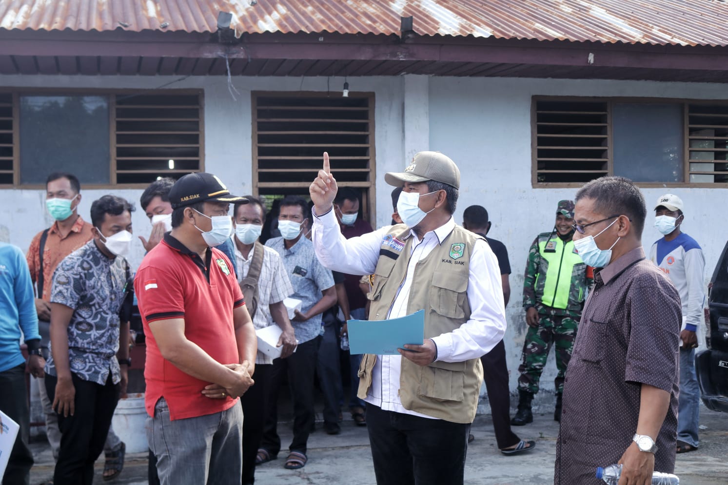 Bupati Alfedri Serahkan 3000 Masker Bantuan PT SGE ke Tiga Kampung di Kecamatan Sungai Apit