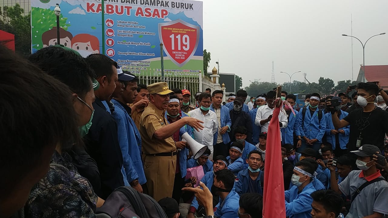 Mahasiswa Riau Minta Syamsuar Mundur Jadi Gubernur Riau
