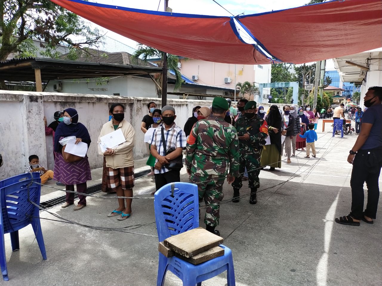 Babinsa Tanahdatar Dampingi Warga Terima BLT dan Penegakan Disiplin  Protokol Kesehatan 