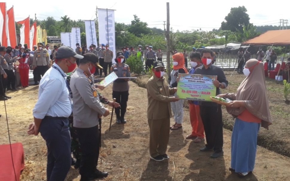 Bupati Harris Salurkan BST dari Kemensos untuk Warga Terdampak Covid-19 