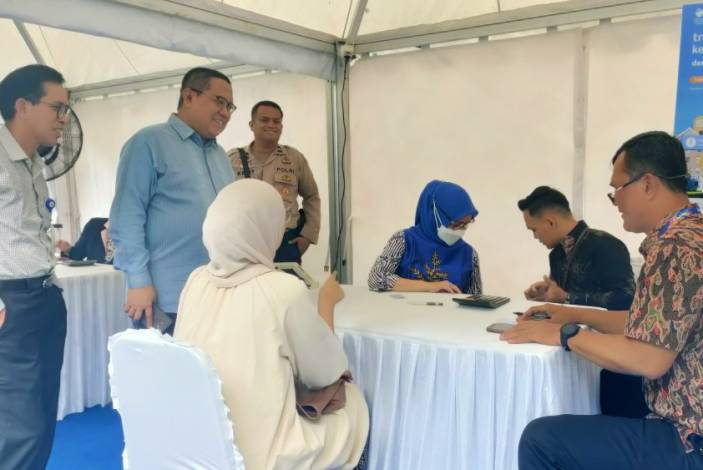 Warga Pekanbaru Antusias Tukar Uang Pecahan Baru di Bank Indonesia