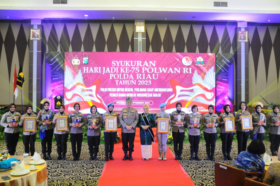 9 Polwan Polda Riau Sabet Penghargaan Berprestasi