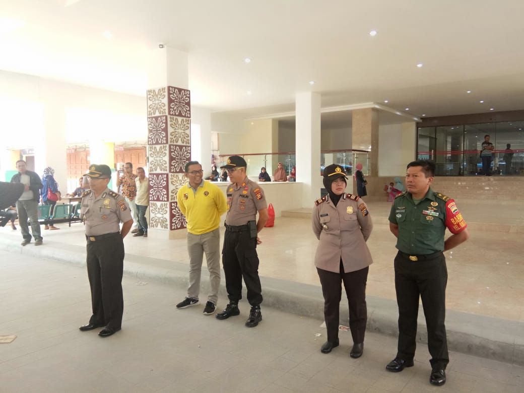 Antisipasi Covid 19, Babinsa Sukaramai- Polsek Kota Bersih -Bersih Di Depan STC Pekanbaru
