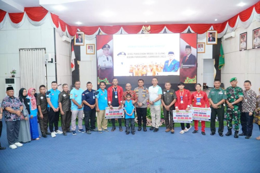 Pj Bupati Kampar Berikan Bonus Untuk Atlet Peraih Medali