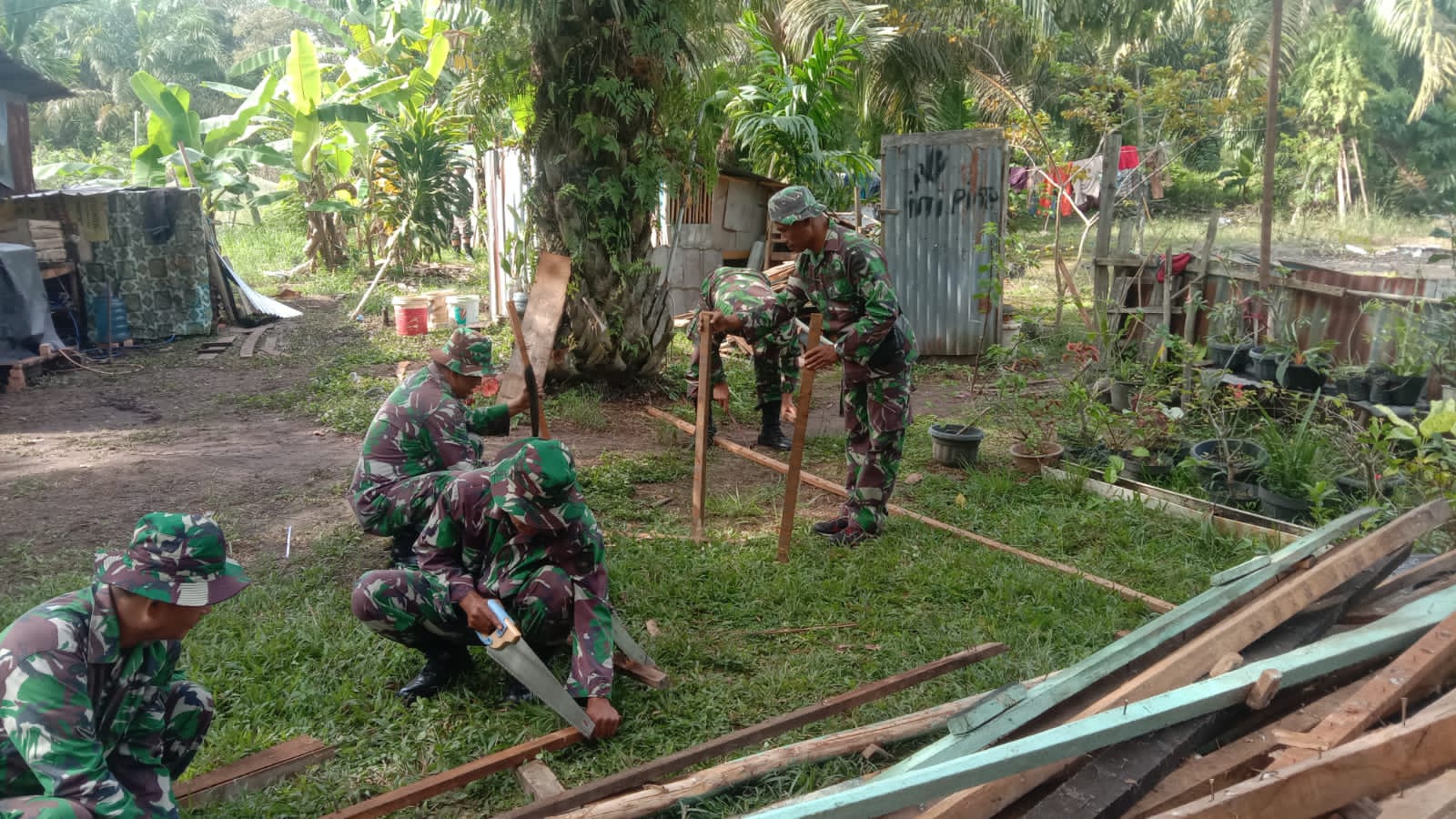 Pra TMMD ke 114, Babinsa Serda Sumarsono: Alhamdulillah, Bedah  Rumah dan  Semenisasi Lancar 