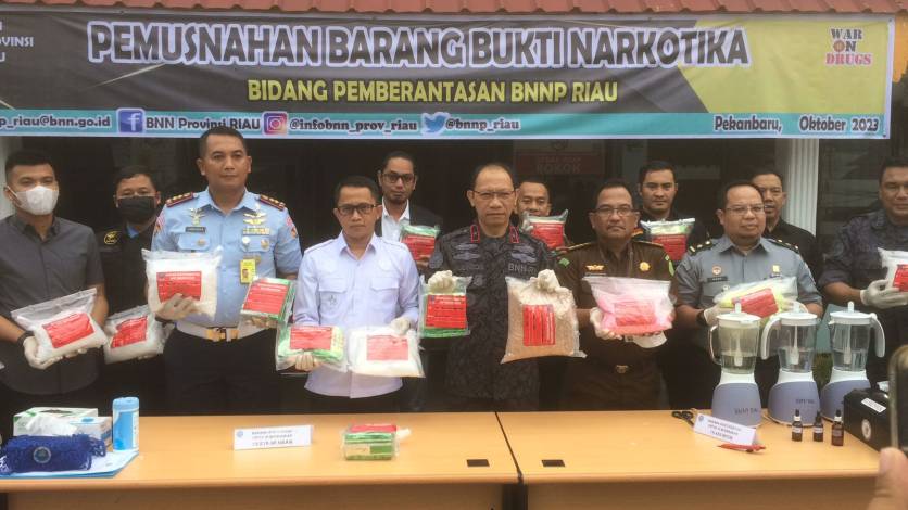 BNN Riau Musnahkan 19,5 Kg Sabu dan 19.453 Pil Ekstasi Jaringan Antar Pulau