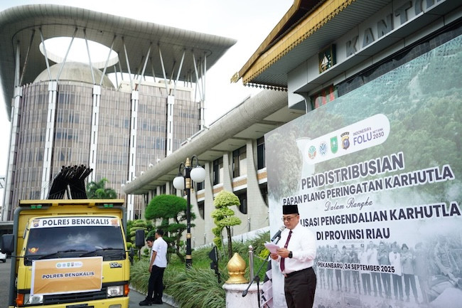 Pemprov Riau Sebar 242 Papan Plang Peringatan Karhutla ke Daerah