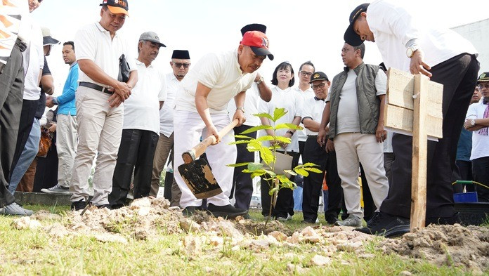 Pemprov Riau Tanam 18.540 Bibit Matoa