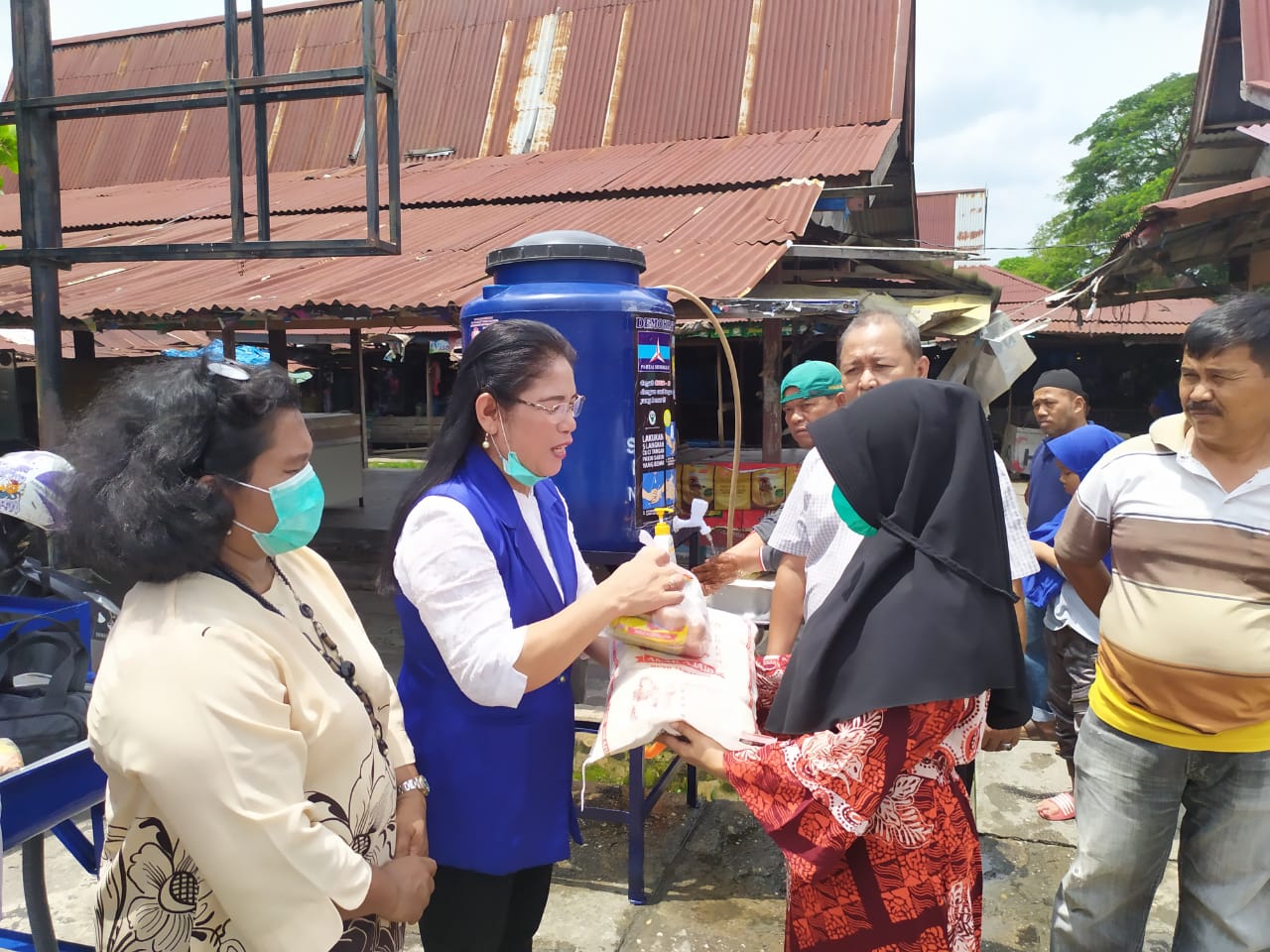 Tjepta Sihotang Distribusikan  Sembako Dan Tangki Air Di Pasar Palapa, Ini Reaksi Warga 