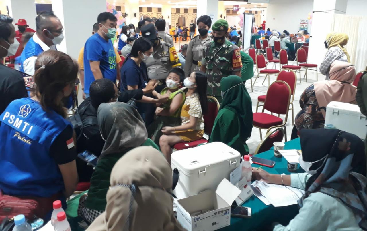 Babinsa Koramil 02 Kota Monitoring Serbuan Vaksinasi di Mall Pekanbaru