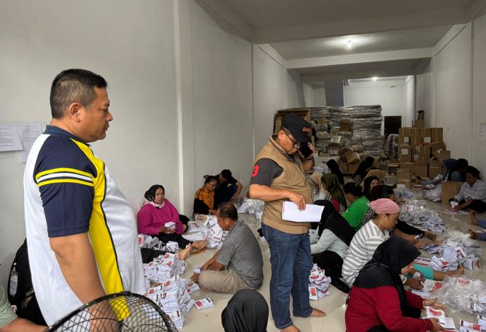 KPU se-Riau Selesai Sortir dan Lipat Surat Suara Pilkada