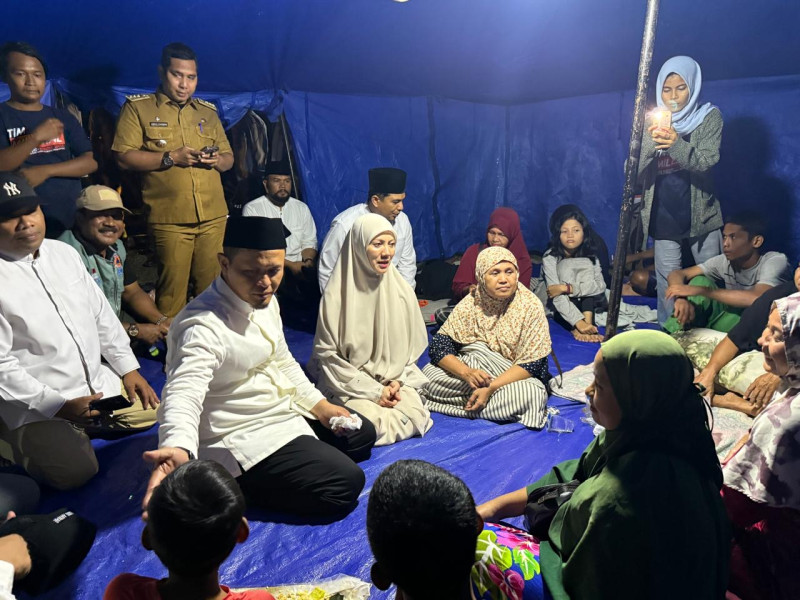 Walikota Pekanbaru Kembali Tinjau Korban Banjir di Tenda Pengungsian