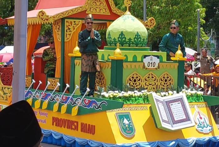 Kafilah Riau Warnai Pawai Ta’aruf STQH Nasional XXVIII dengan Tari Pacu Jalur