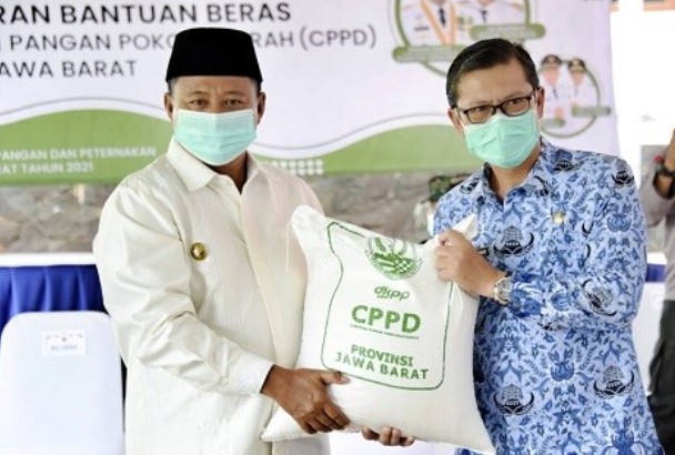 Wagub Serahkan 159 Ton Beras untuk Korban Banjir Subang
