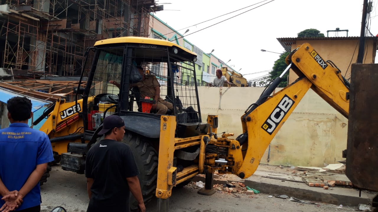 Tertibkan Jalan Kopi, Dinas PUPR Pekanbaru Siagakan Alat Berat