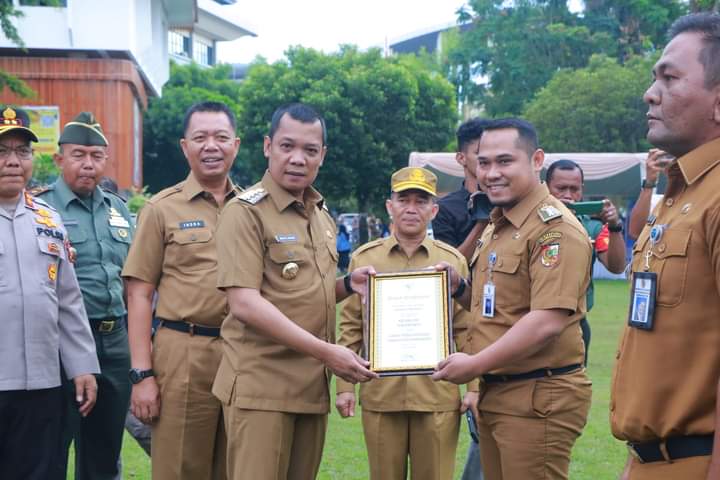 Diskop Berikan Penghargaan ke Camat Tenayan Raya