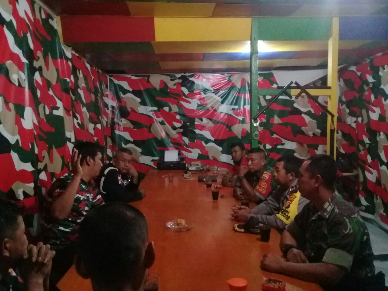 Babinsa Tanah Datar Komsos ke Laskar Merah Putih
