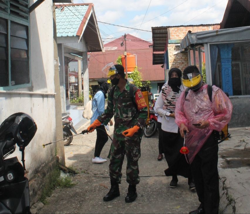 Cegah Covid-19, Babinsa- Mahasiswa Unri Berkolaborasi Semprot Disinfektan di Rumah Padat Penduduk