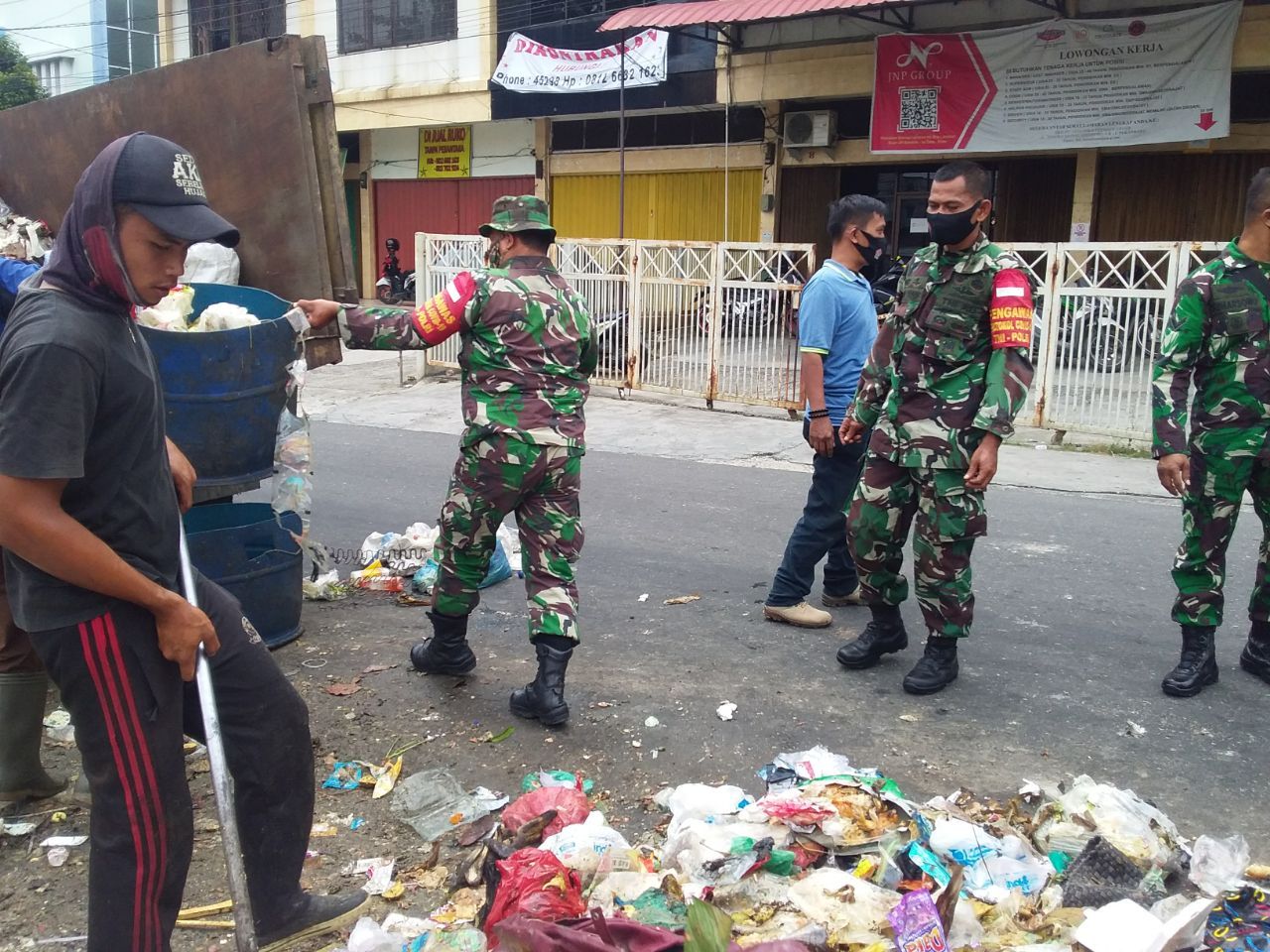Babinsa Kotabaru Goro Angkut Sampah di Jalan Agussalim