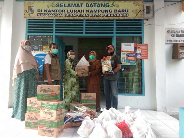 Lurah Kampung Baru Distribusikan 197 Paket Sembako ke Warga Terdampak Covid-19