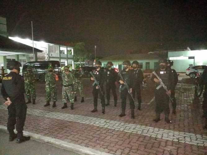 Cegah Kriminalitas, Babinsa Bersama Brimob Polda Riau Gelar Patroli Sinergitas TNI-Polri 