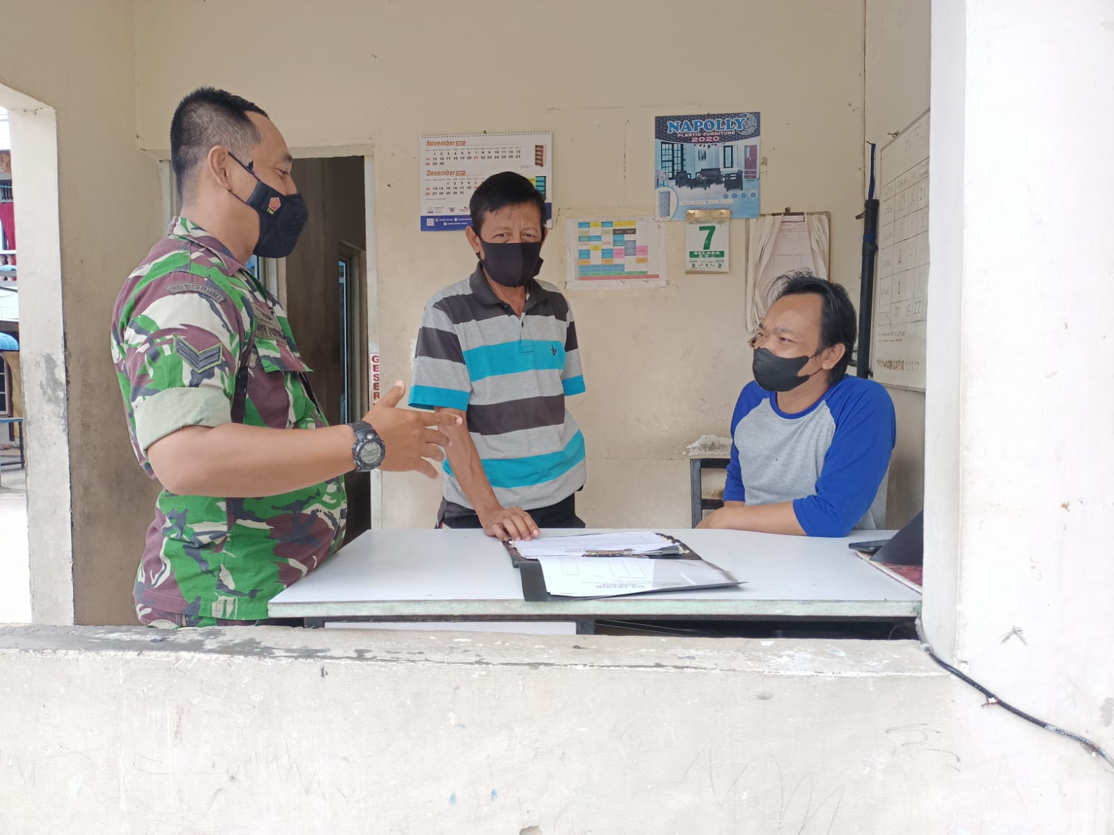 Komsos Bersama Ketua RW 02, Babinsa Ajak Warga Dukung Pemerintah Tetap  Disiplin Prokes 