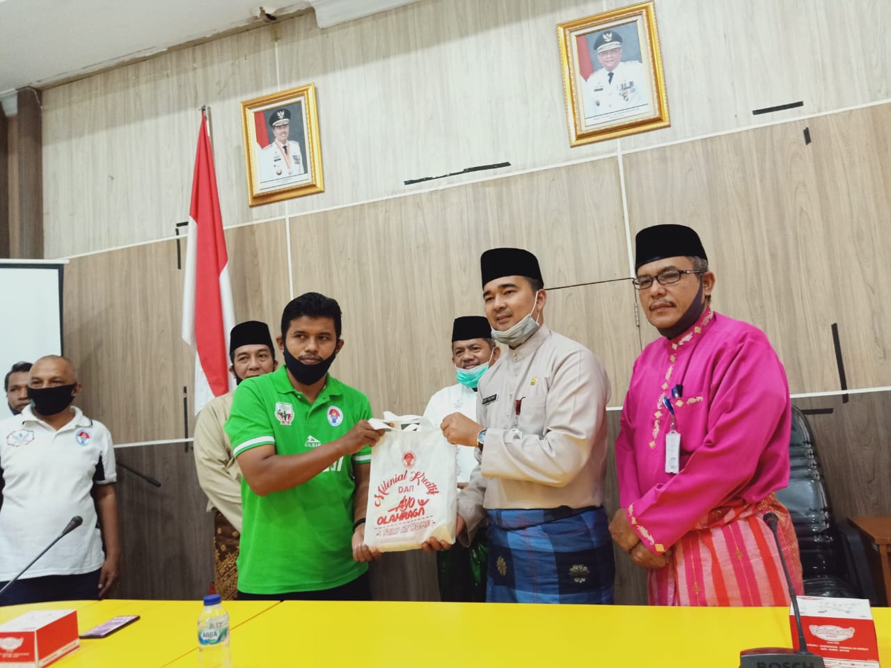 Kadispora Riau Serahkan APD untuk Atlet Liga Berjenjang  Provinsi Riau