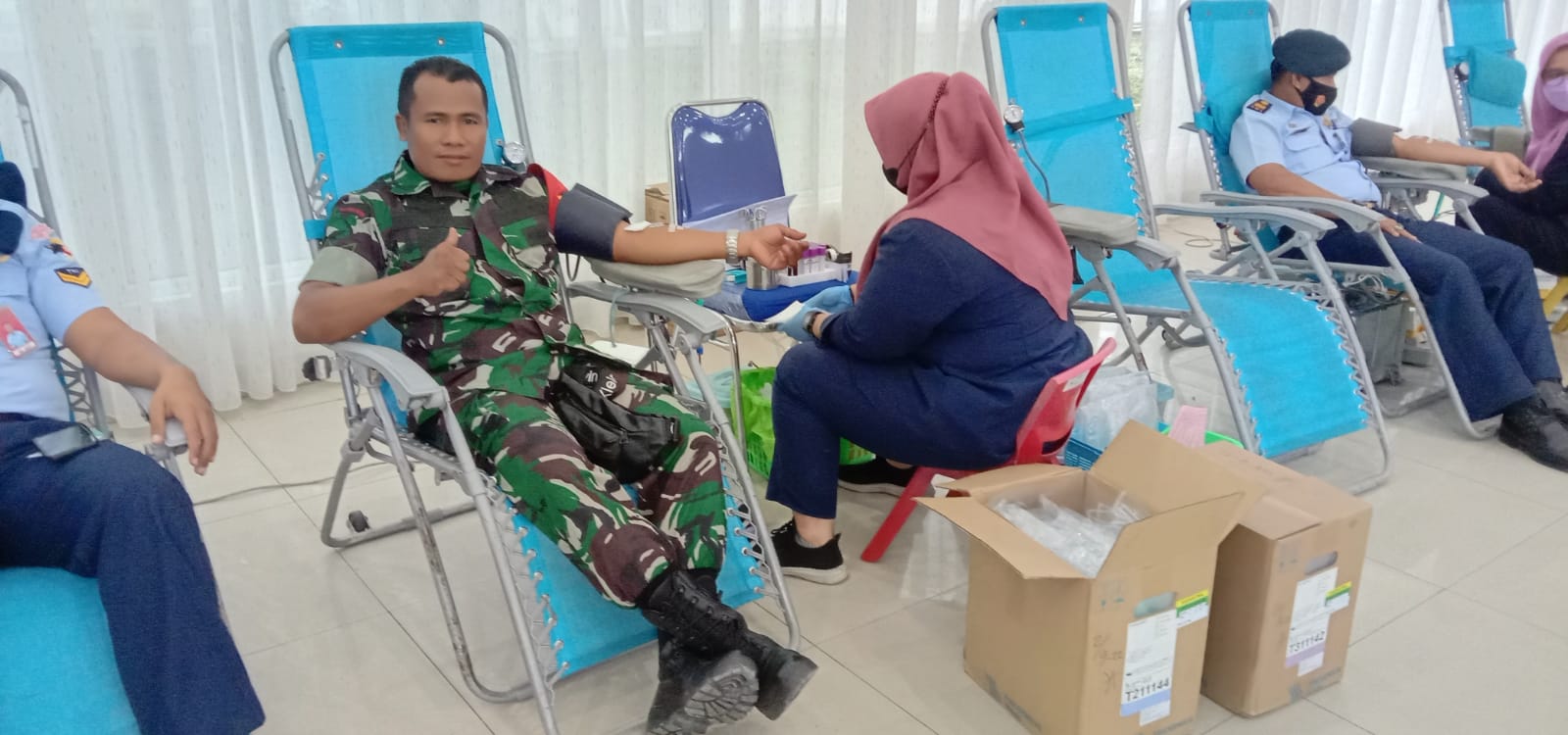 Sambut HUT TNI Ke-77, Babinsa Ikut Donor Darah Massal 