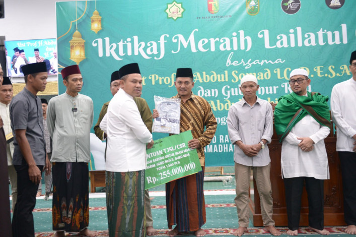 Gubri Salurkan Bantuan Ribuan Baju Koko dan Sarung di Masjid Raya Annur Riau