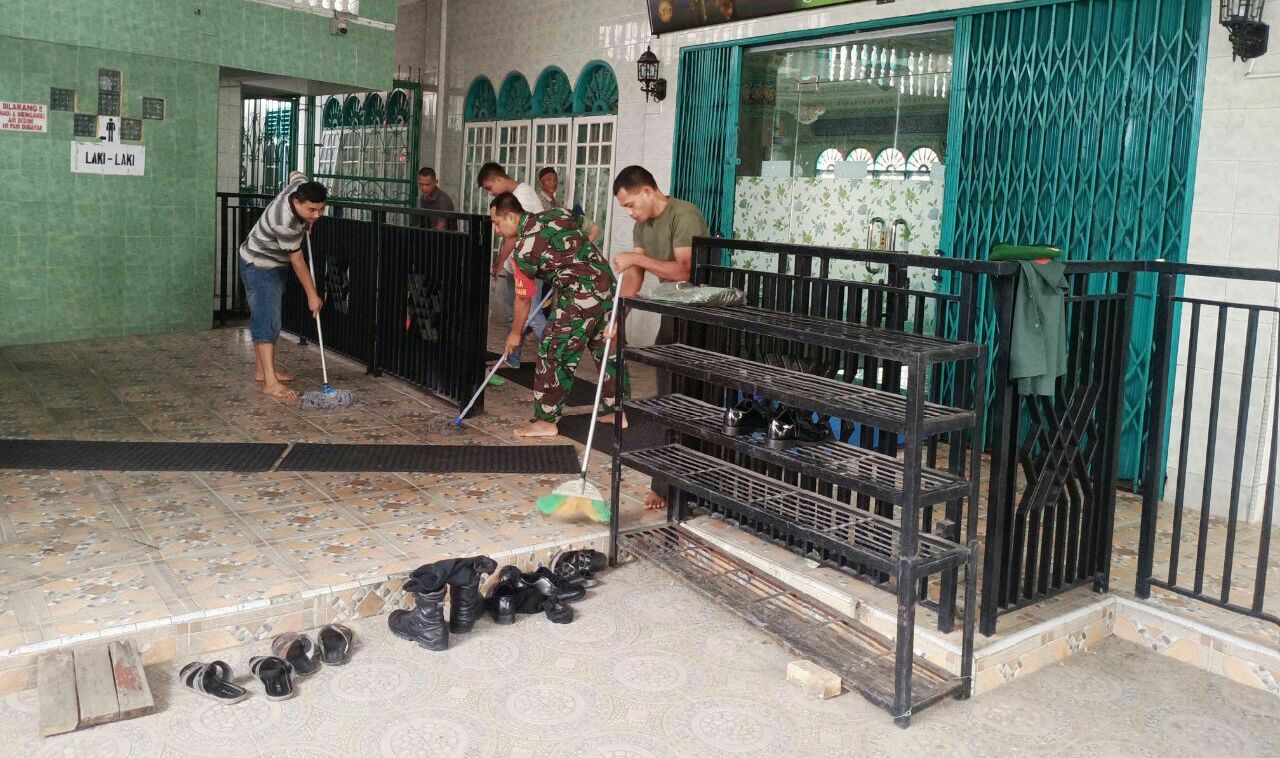 Antisipasi Pendemi Covid-19, Babinsa Koramil 02 Kota Bersama Warga Bersihkan Masjid