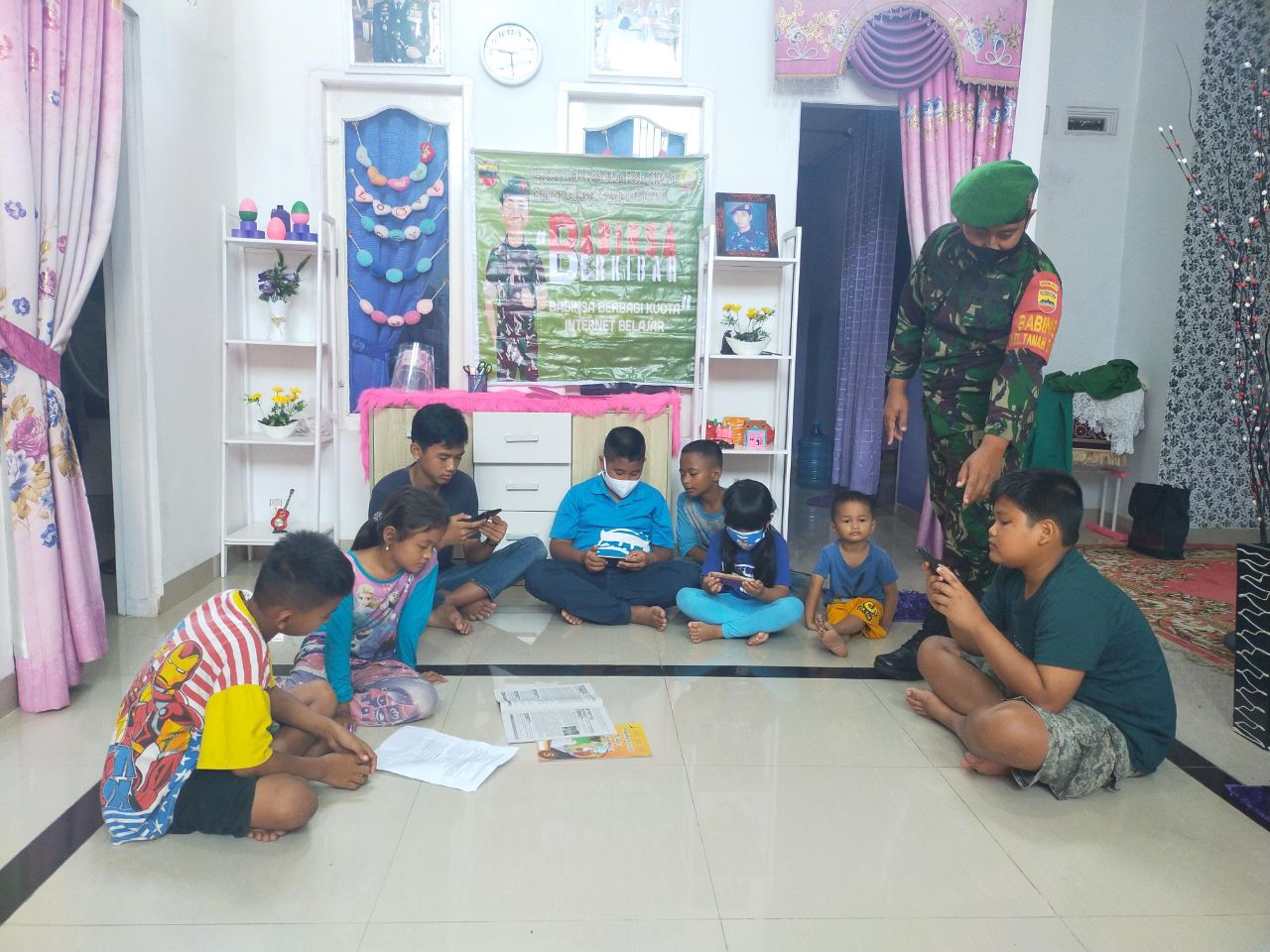 Babinsa Berbagi Kuota Internet di Jalan Pangeran Hidayat 