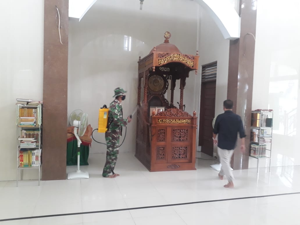 Babinsa -Bhabinkamtibmas Sumahilang  Semprotkan Cairan Disinfektan di Masjid Darul Amal 