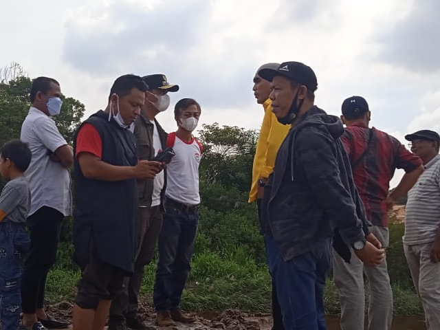 Ketua Komisi IV DPRD Riau Turunkan Alat Berat Keruk Sungai Sibam