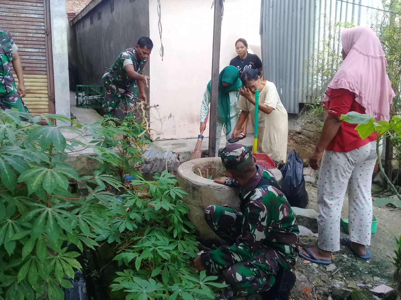 Antisipasi Banjir & DBD, Babinsa Kelurahan Kotabaru Goro Bersama Warga