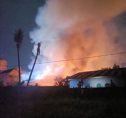 Sejumlah Ruko Dua Tingkat di Jalan Bakti Kebakaran, Dua Unit Mobil Ikut Hangus