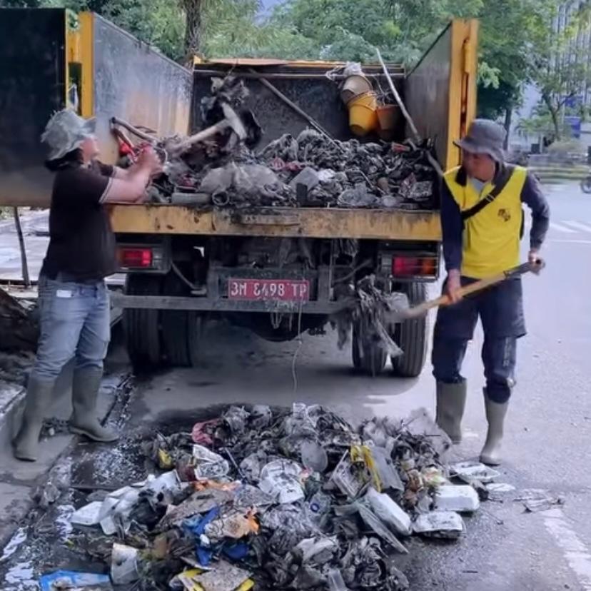 Dinas PUPR Pekanbaru Normalisasi Drainase di Depan Kantor Gubernur Riau