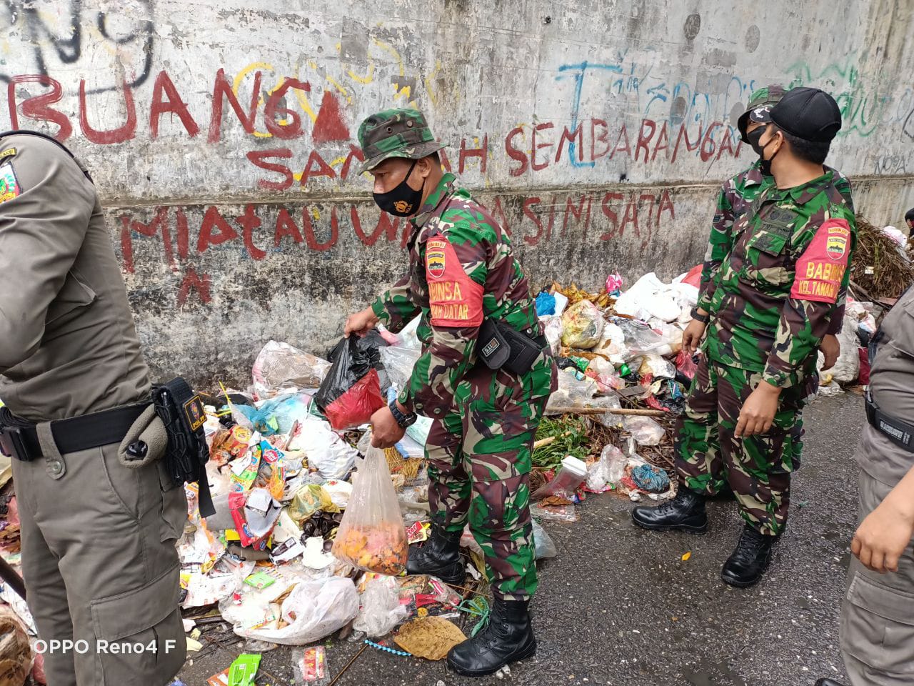 Babinsa Bantu Warga Angkut dan Bersihkan Sampah