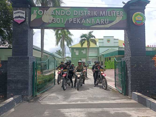 Babinsa Bersama Brimob Polda Riau Gelar Patroli Sinergitas TNI-Polri Libur Imlek 2023