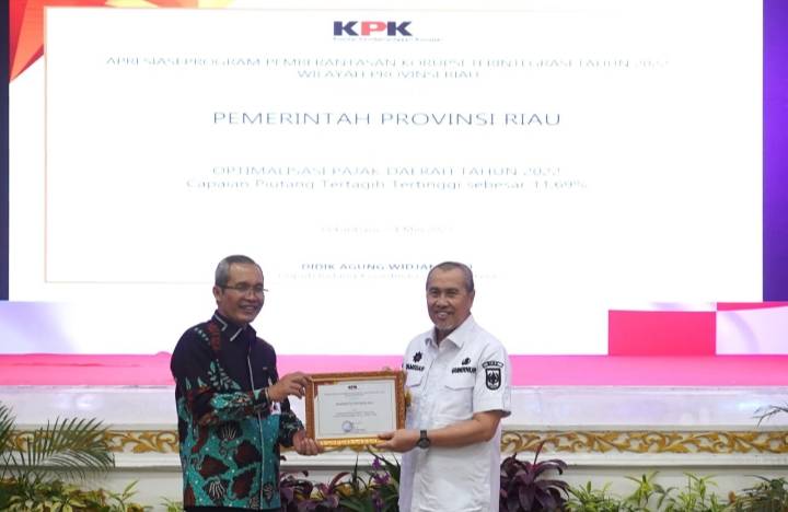 Gubernur Syamsuar Terima Tiga Penghargaan dari KPK