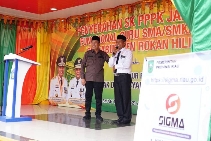 Terima SK PPPK dari Gubri, Pengabdian Puluhan Tahun Guru di Rohil Terjawab
