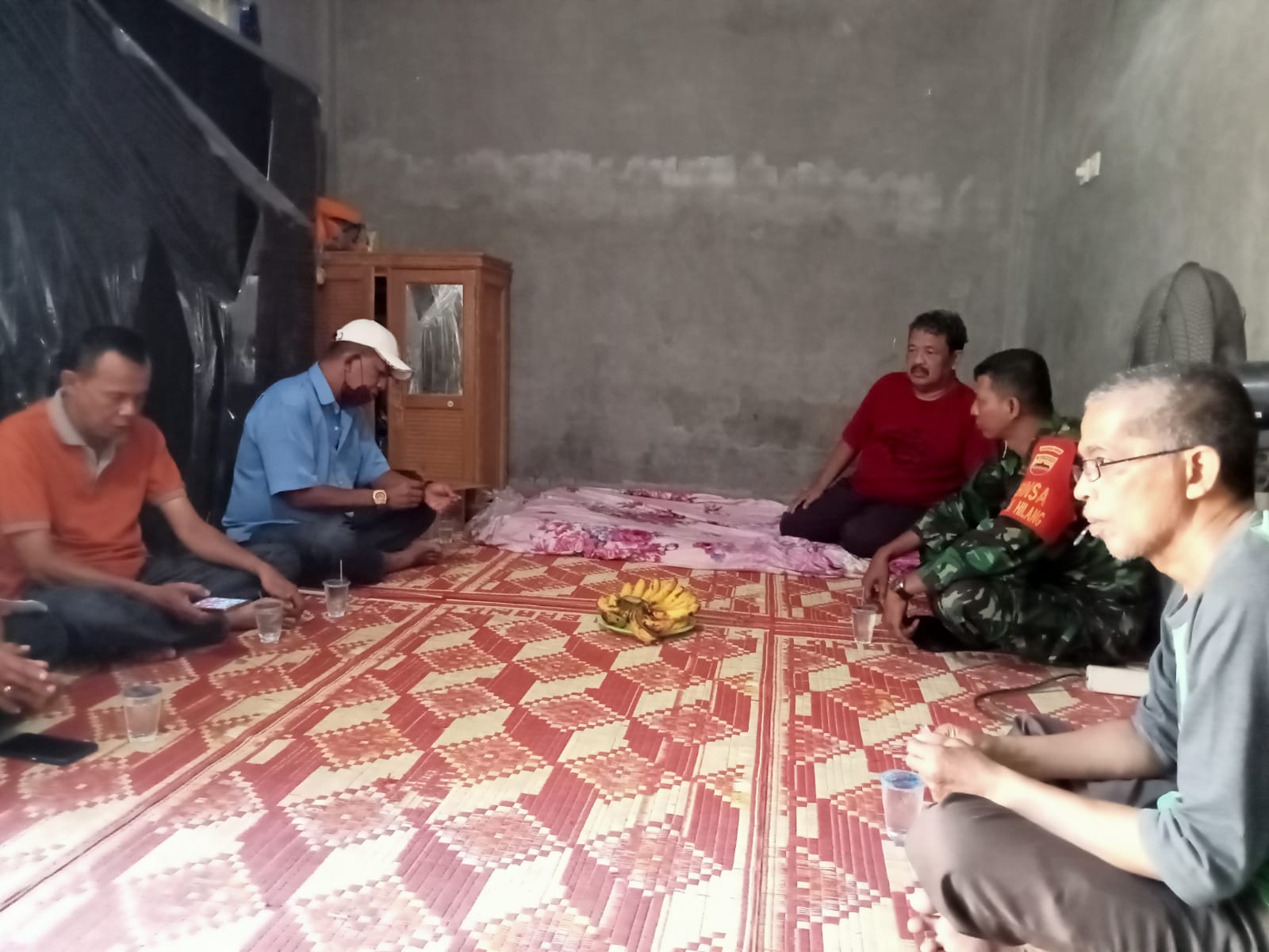 Babinsa Bersama Ketua RW dan LPM Jenguk Warga Binaan dan Serahkan Taliasih