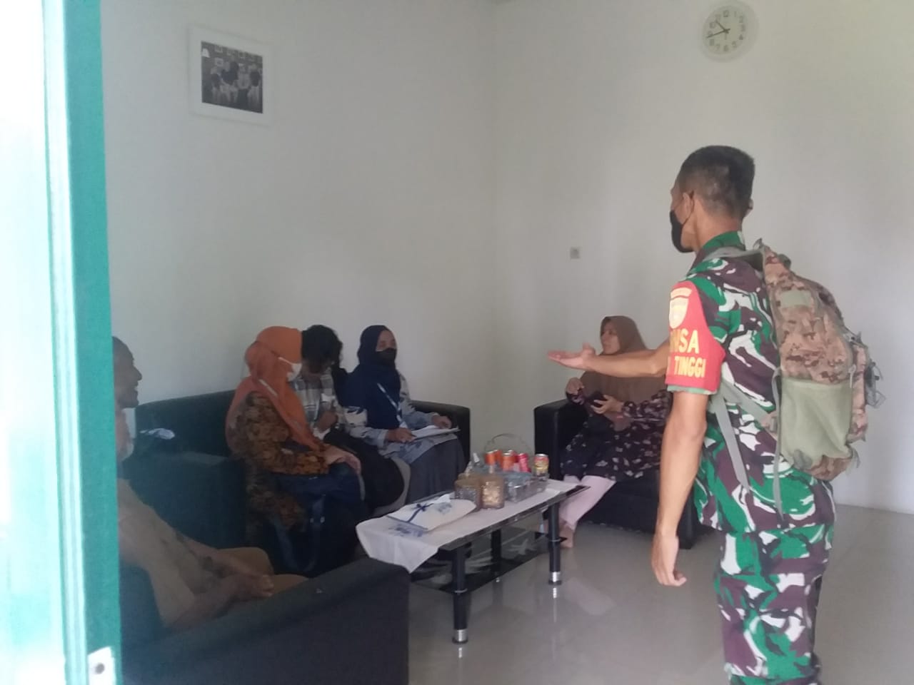 Babinsa Kota Tinggi Dampingi Petugas BPS Lakukan Regsosek