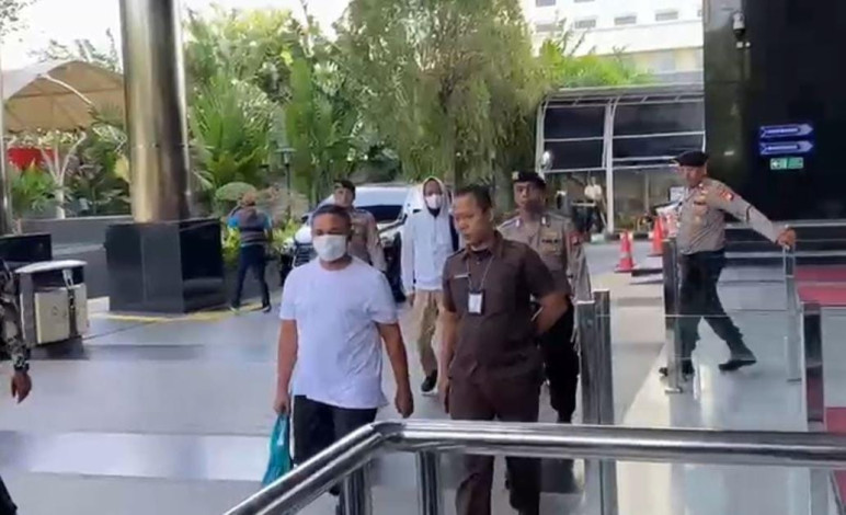 Tenteng Tas Warna Biru, Gubri Abdul Wahid Tiba di KPK untuk Diperiksa